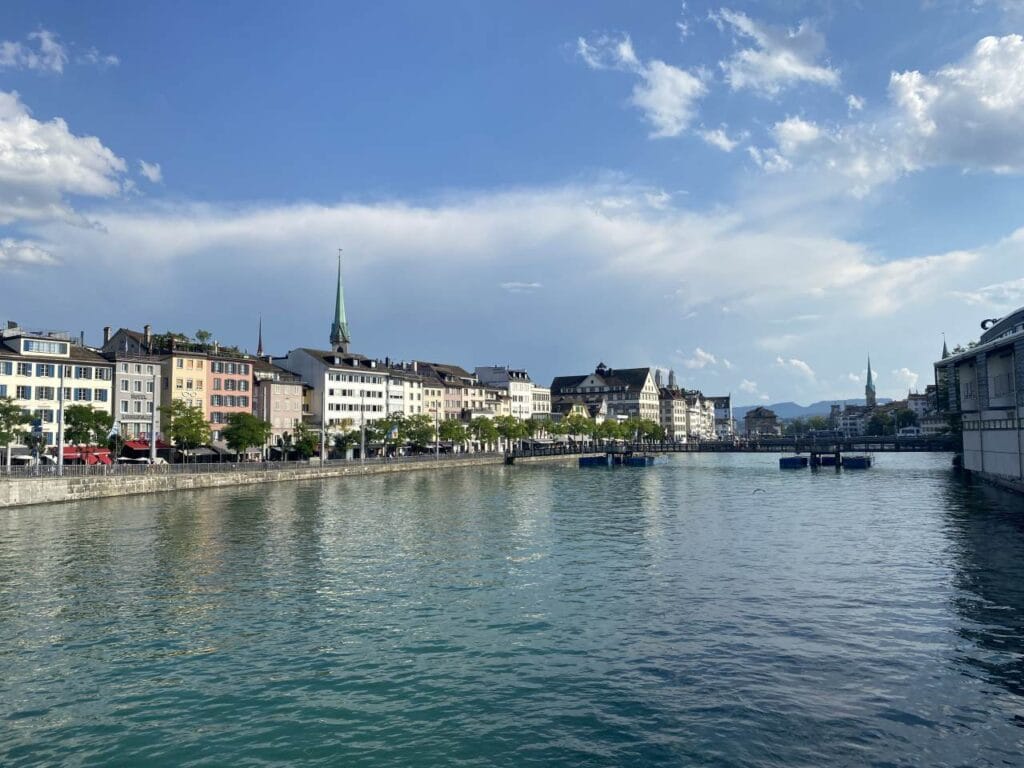 Blick auf die Limmat Zürich und Niederdorf. Support und Ausbildung für Ihre WordPress-Website