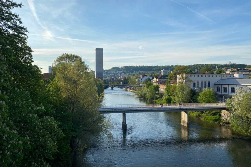 Blick auf die Limmat Zürich und Wasserkraftwerk. Alles im Fluss. Die Energie die in meine Website-Projekte fliessen