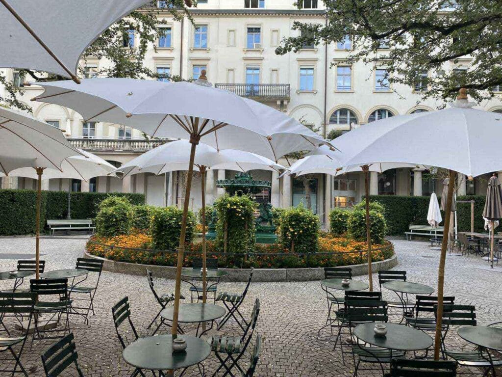 Milchbar Zürich im Sommer. Entspannt Bildbearbeitung
