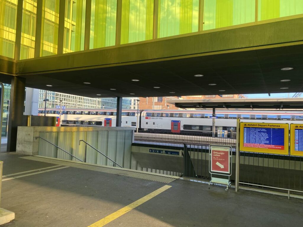 Bahnof Oerlikon. Viele Wege führen zur Website Checkliste