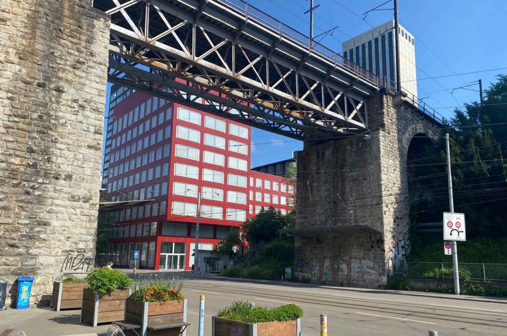 Viadukt Brücke SBB Zürich. Partner Brücken schlagen